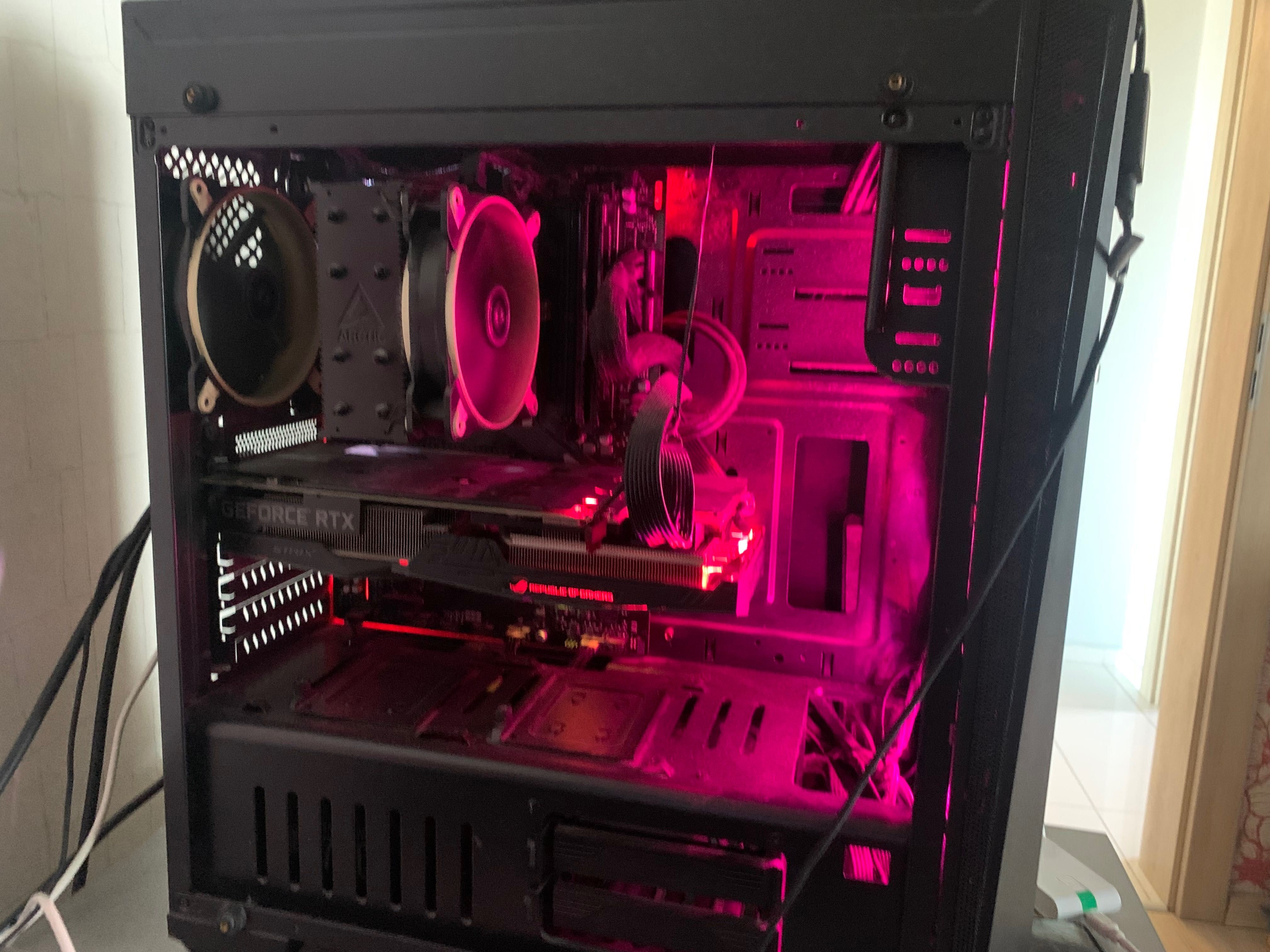 Цялостен настолен setup с компютър, периферия, монитори