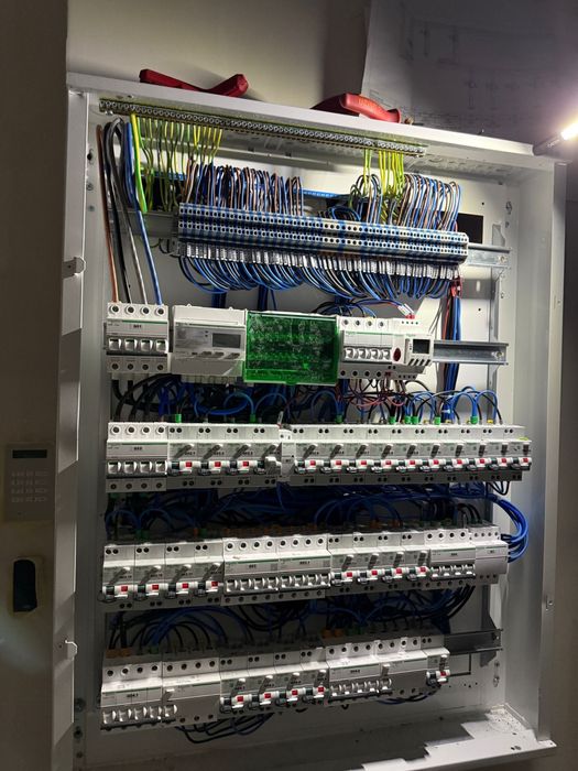 Electrician in construcții