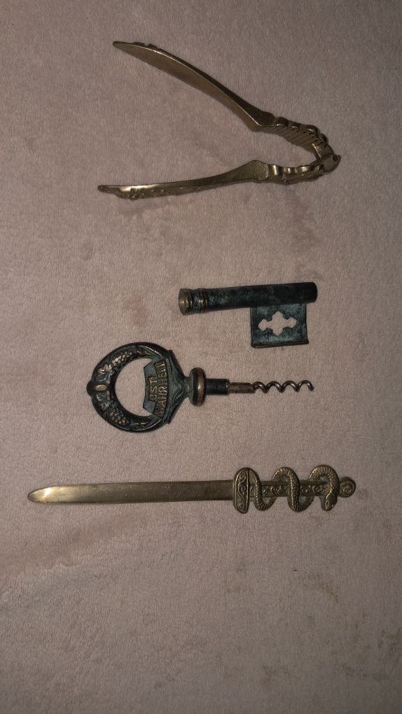 Tirbuson cheie , spargator de nuci si cutit, toate din bronz