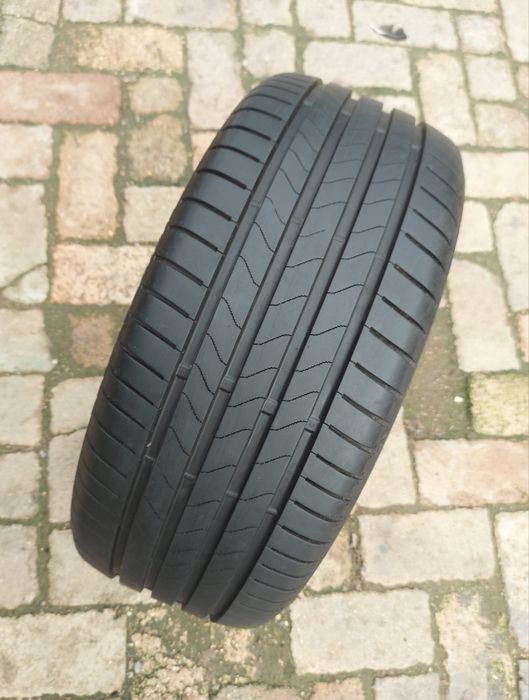 O bucată 225/45 R17 vară - una Bridgestone Goodyear