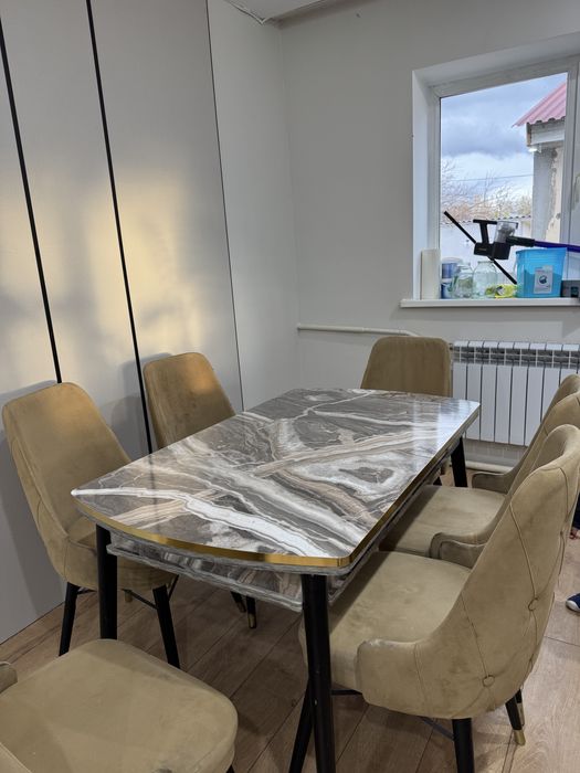 Стол со стулями