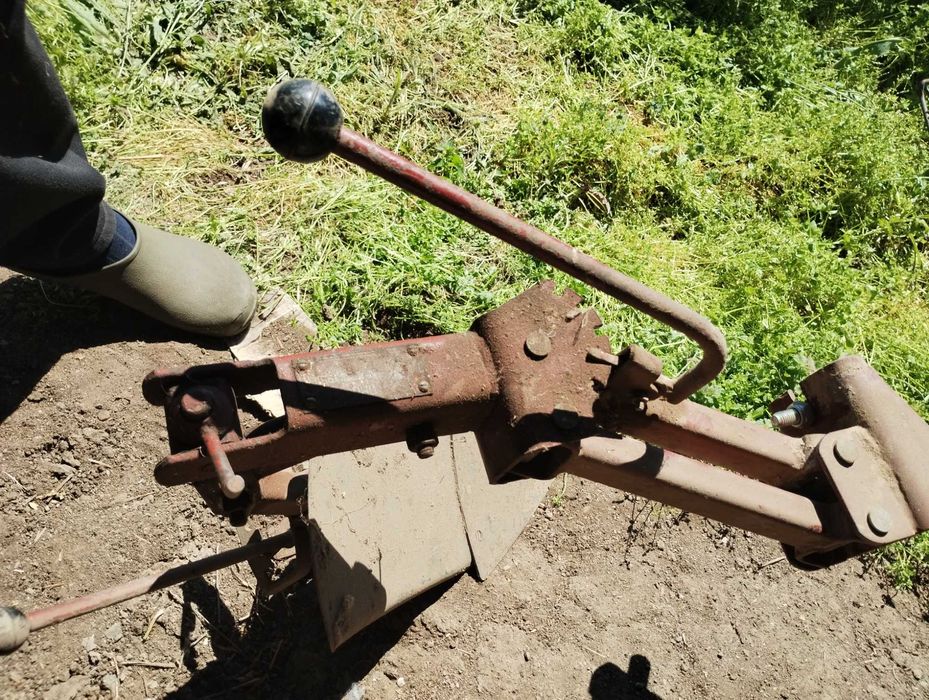 Продавам плуг и метални колела за мотоблок