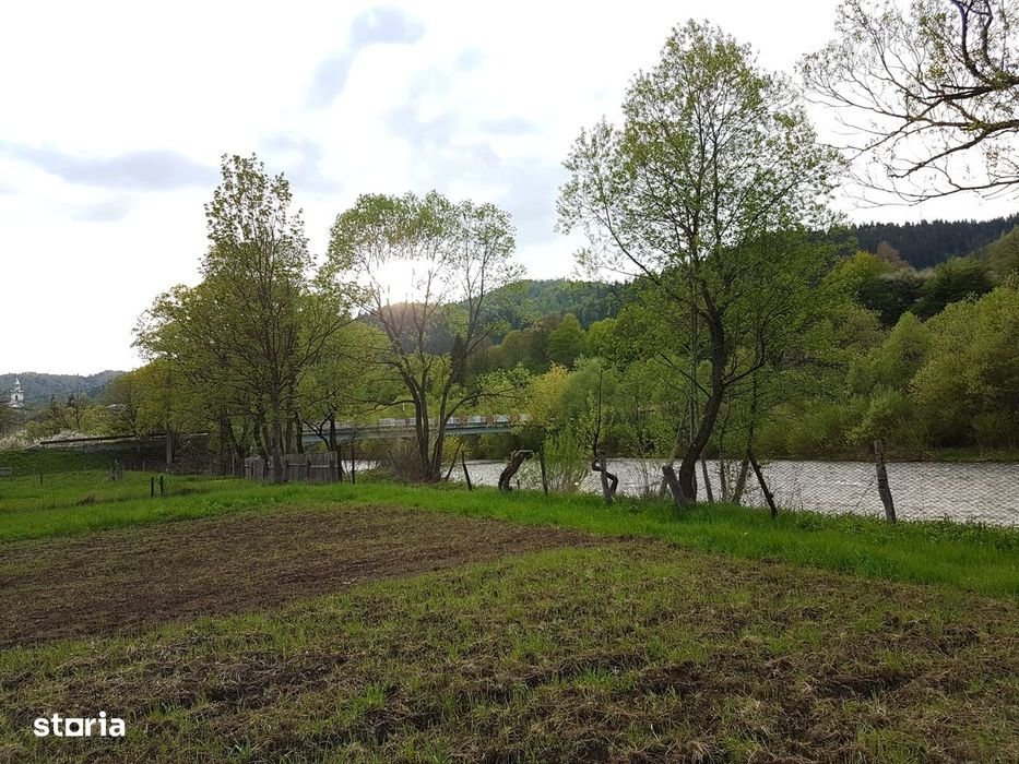 Teren direct la râul Mureş, la munte, cu casă bătrânească din bârne