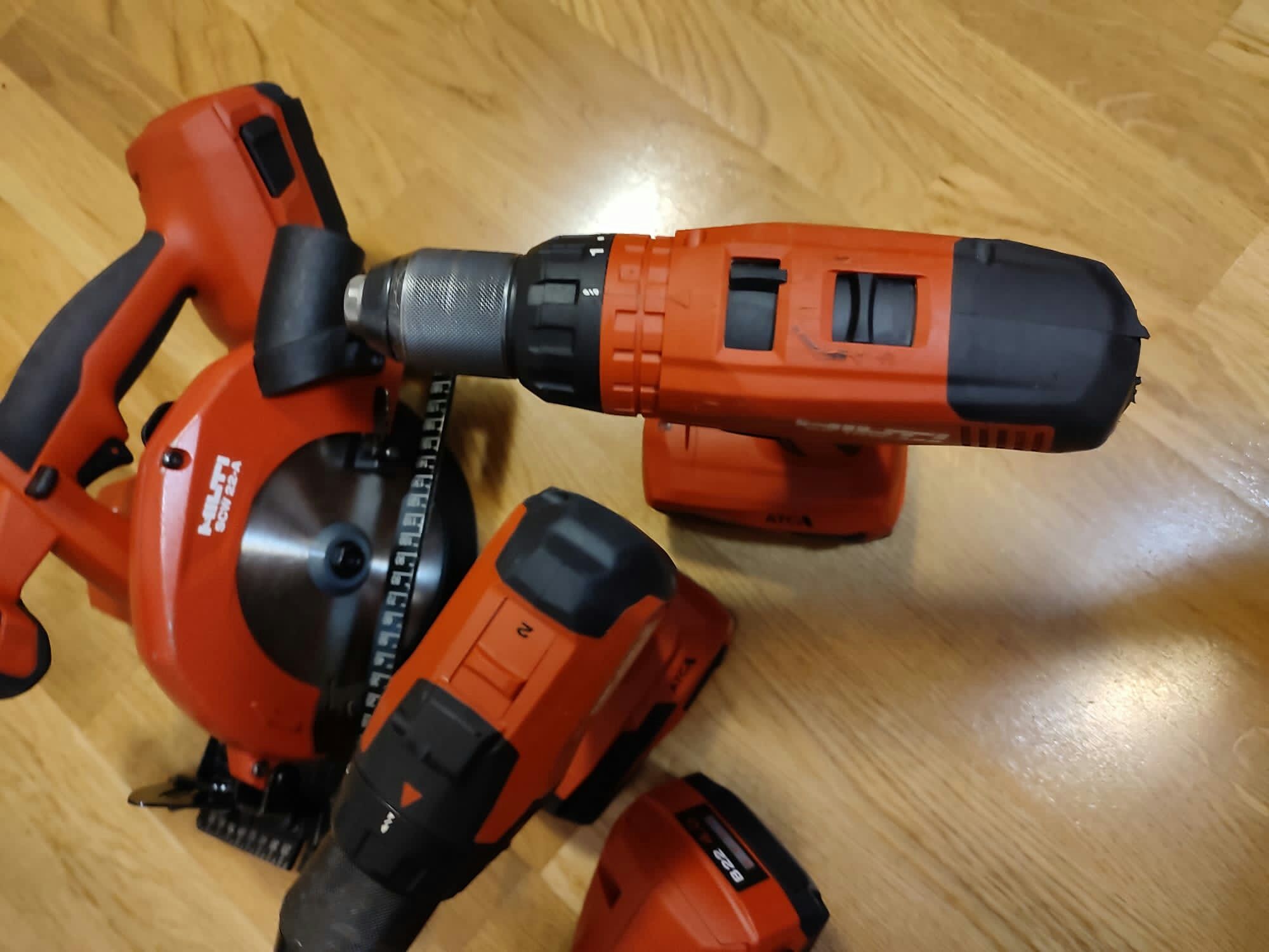 Hilti set pe acumulatori