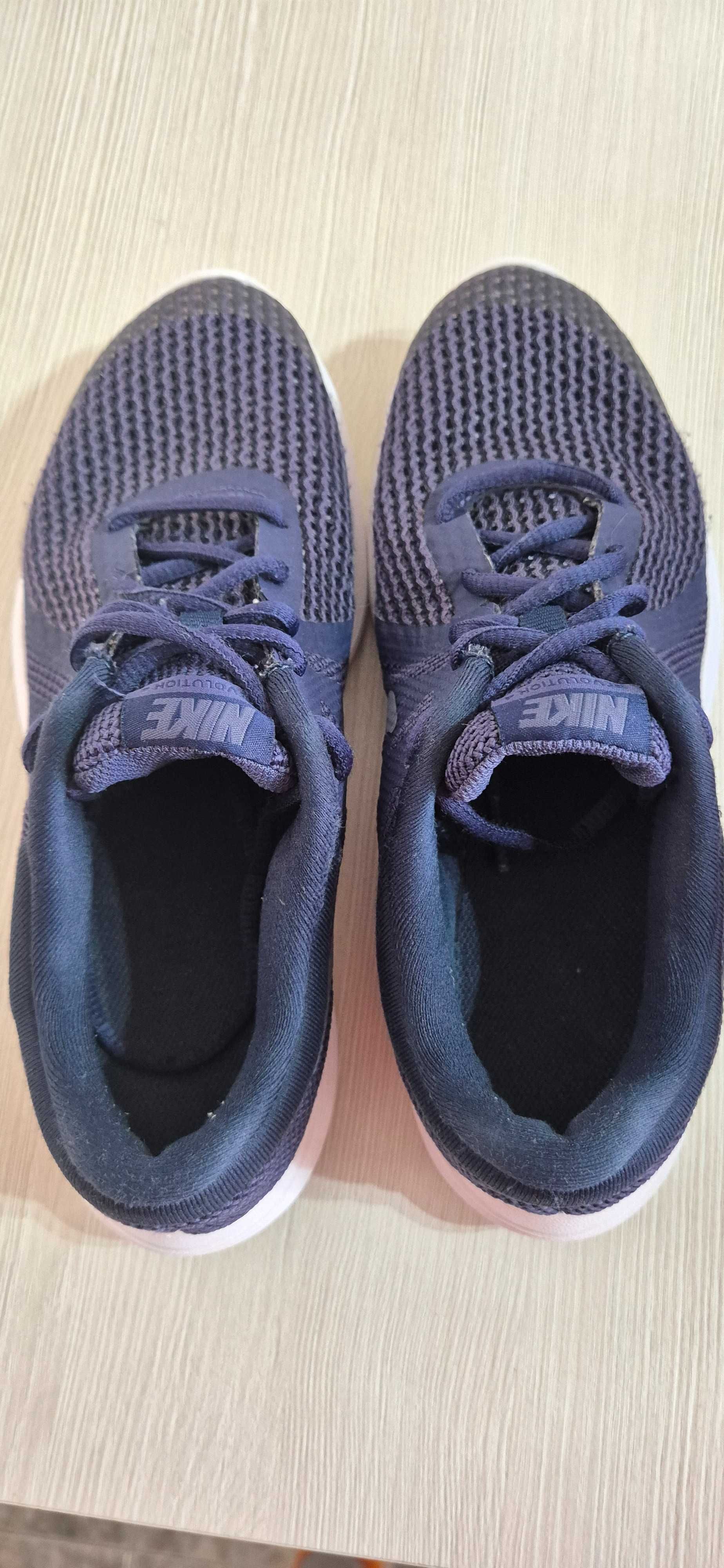 Маратонки NIKE,номер 37.5