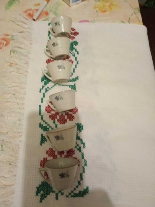 Сервиз от стари порцеланови ракиени чашки