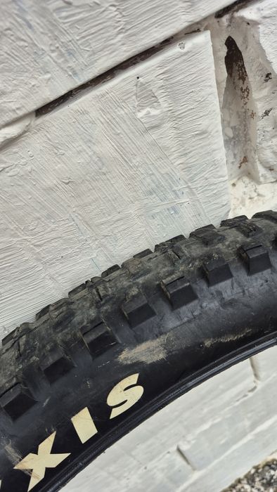 Văd cauciucuri de bicicletă