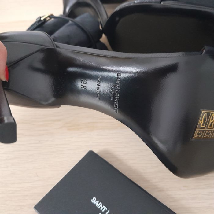 Yves Saint Laurent 38