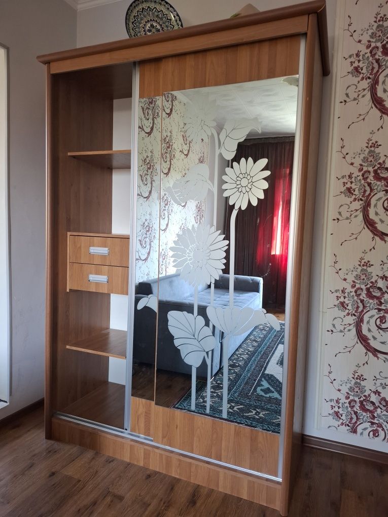 Срочно продаю шифонер купе