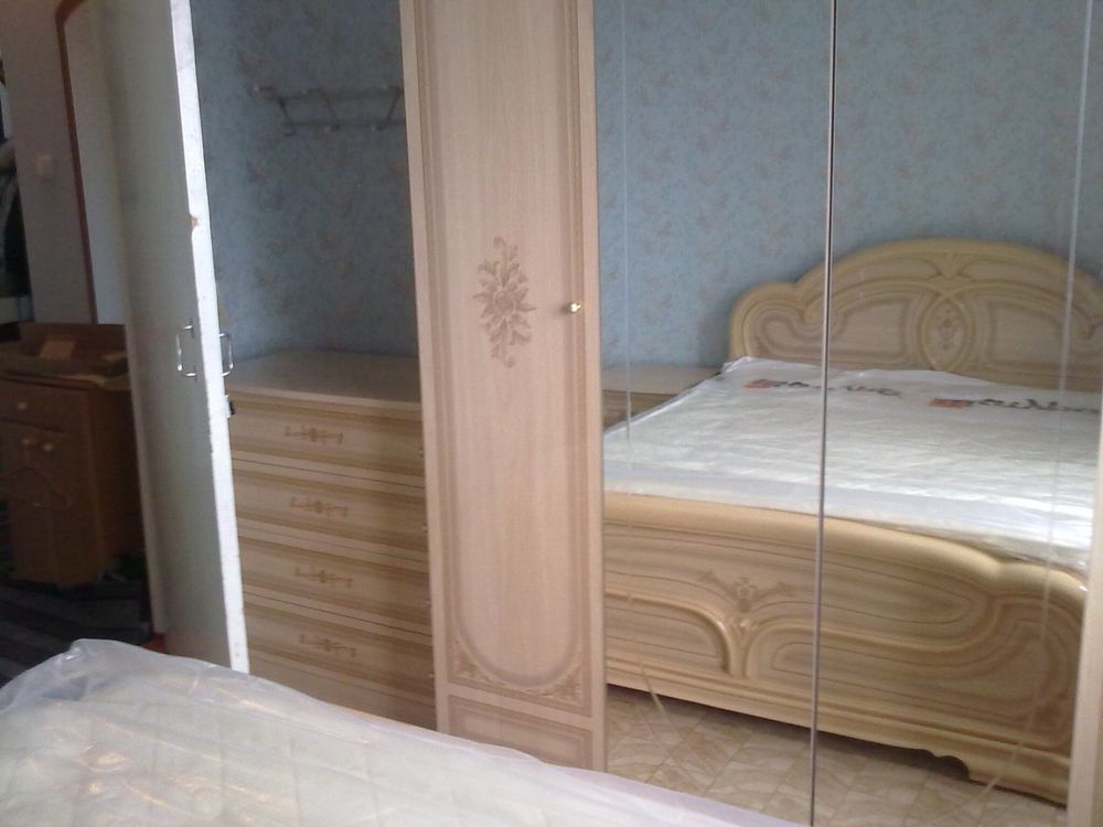 Спальный гарнитур (шкаф, кровать, зеркало)