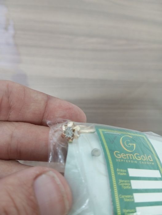 Продам золотое кольцо с бриллиантом
