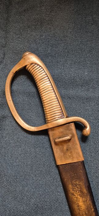 Продавам сабя , нож , щик.