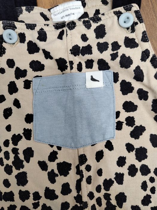 Salopetă adorabilă pentru bebe,cu imprimeu modern tip dalmațian