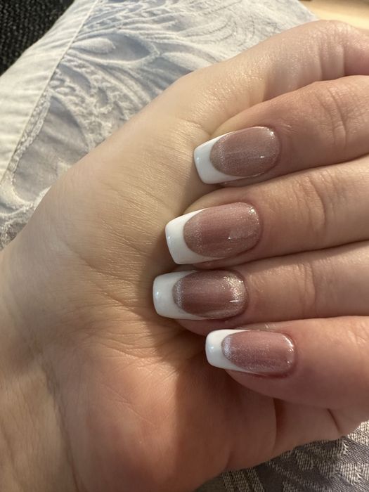 Realizez unghii cu oja semi la domiciliul clientei