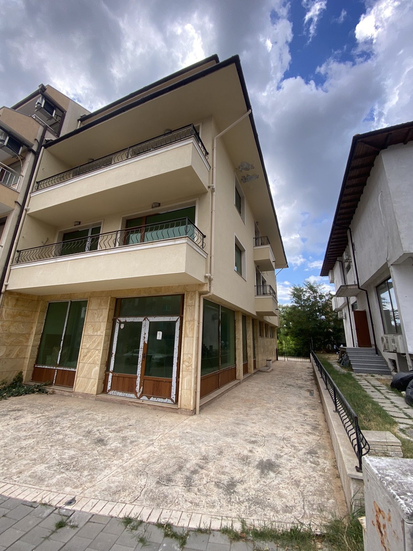 Продаваме двустайни апартаменти до ключ  в кв. Черно Море