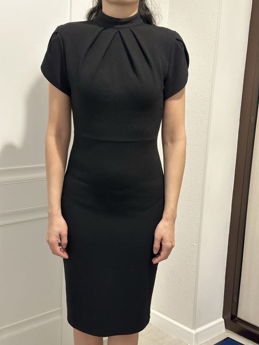 Черное платье обтягивающее
