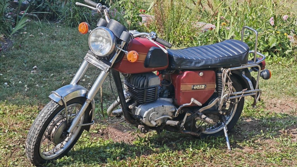 Motocicleta MZ 250 cu usoare modificari
