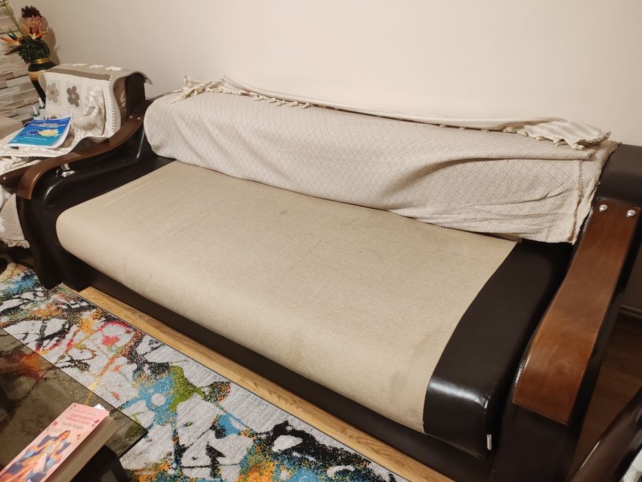 Vând canapea ,extensibila din textil și piele.