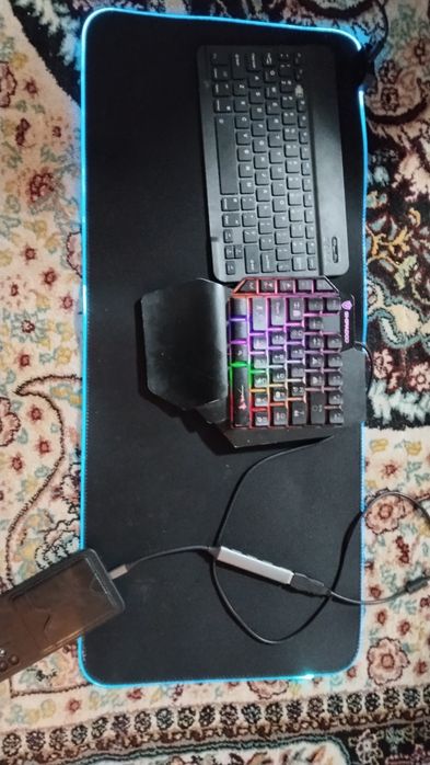 Клавиатура с проводником для телефона и коврик обе с подсветкой