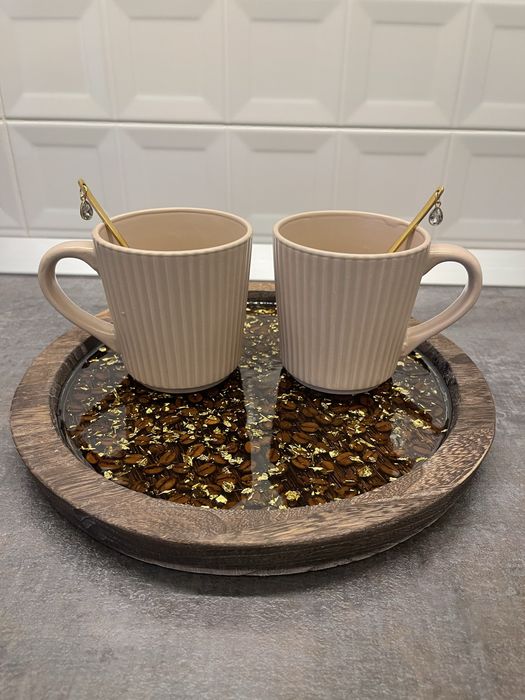 Ste tavă de servire din lemn cu rășină