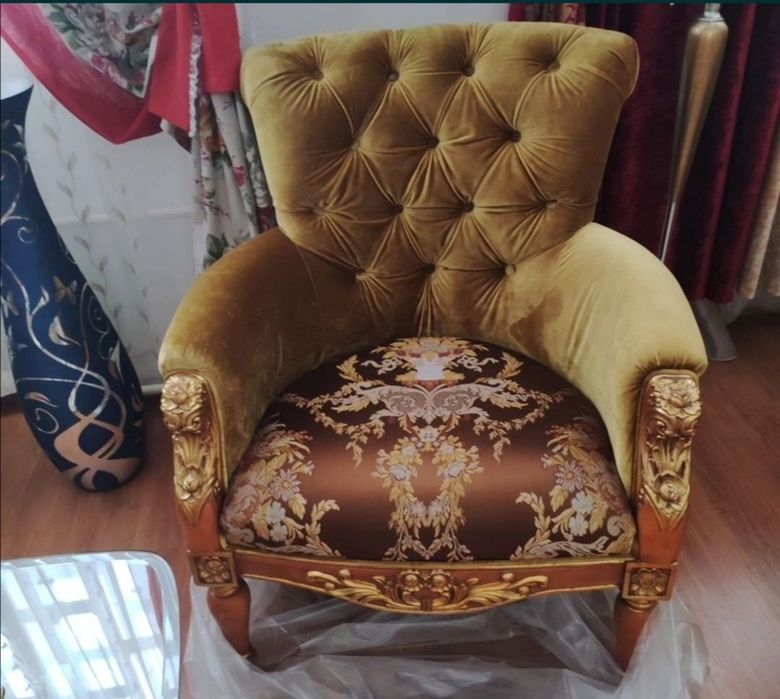 Диваны и два кресло