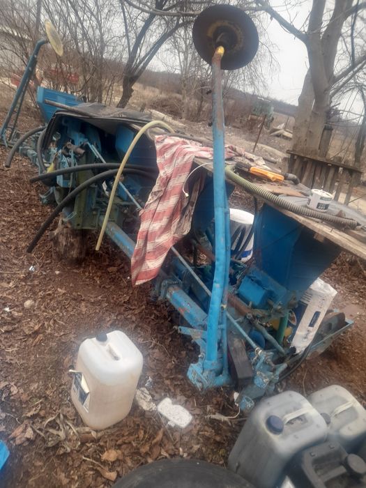 Vând semănătoare porumb