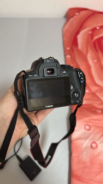 Vând Canon 100 D perfect functional.