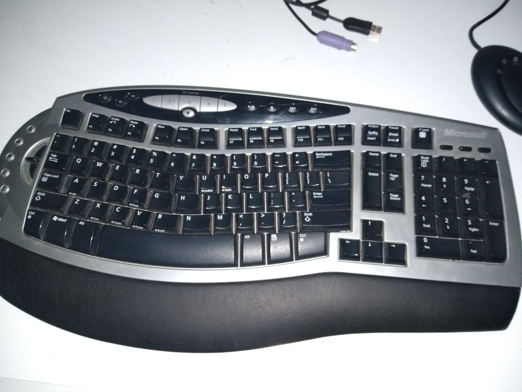 Vând tastatura Microsoft Wireless Confort 1045 cu mouse si receiver