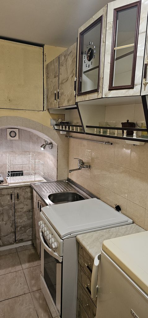 Дава се под наем Едностаен апартамент в Перник, Център - 36 кв.м за 265.2 € - Снимка #1