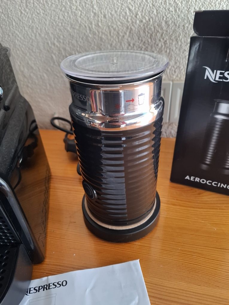 Кафемашина с капсули NESPRESSO Inissia Черна & Aeroccino3,1260 W,19bar