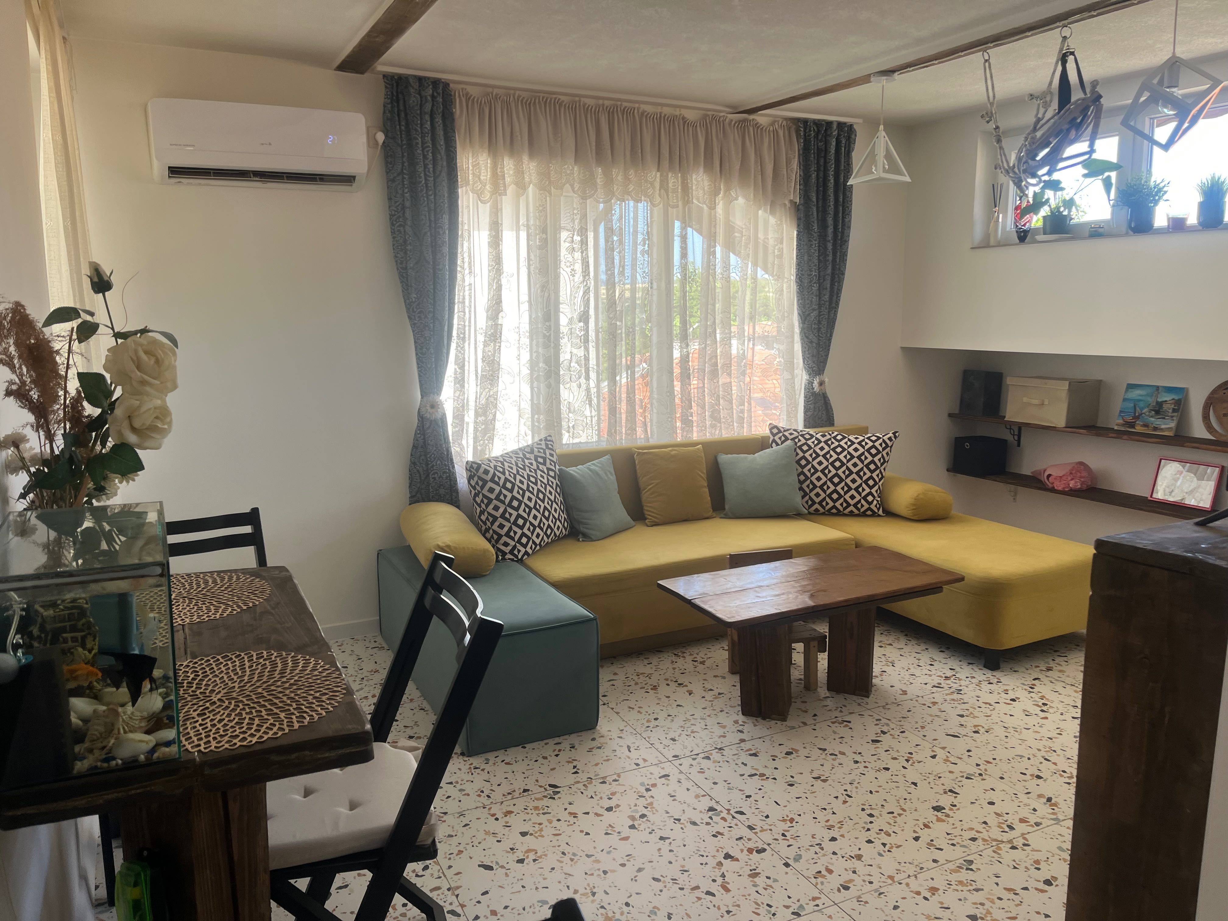 Продавам два етажа(80кв.м.) от три етажна къща с парцел от 226кв.м.