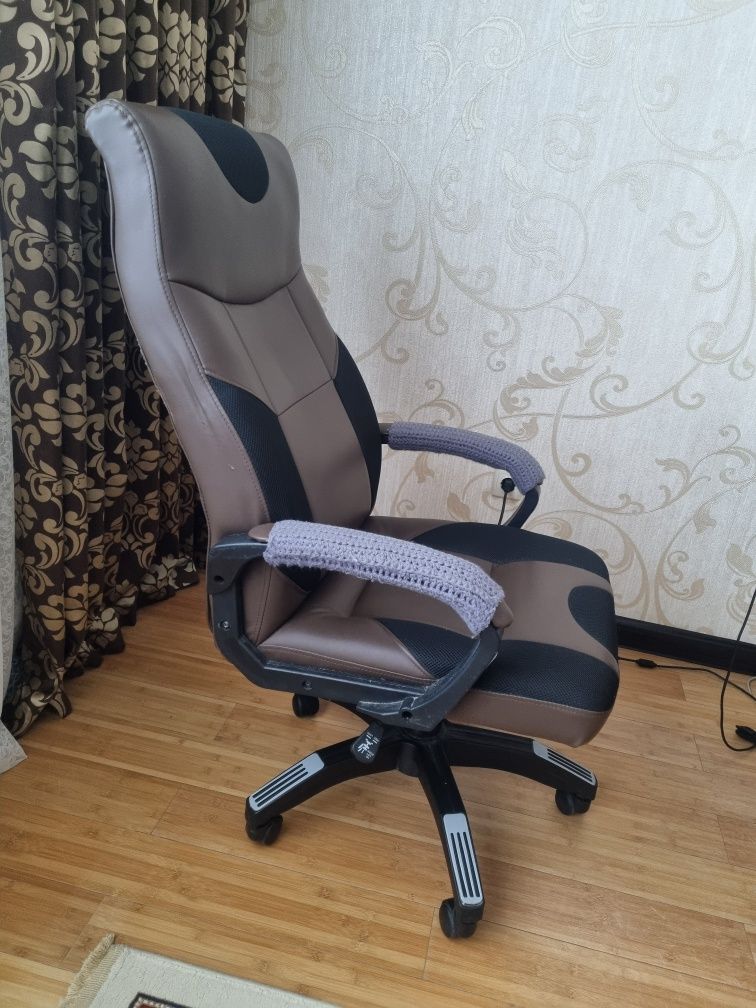 Офисное кресло с наклоном