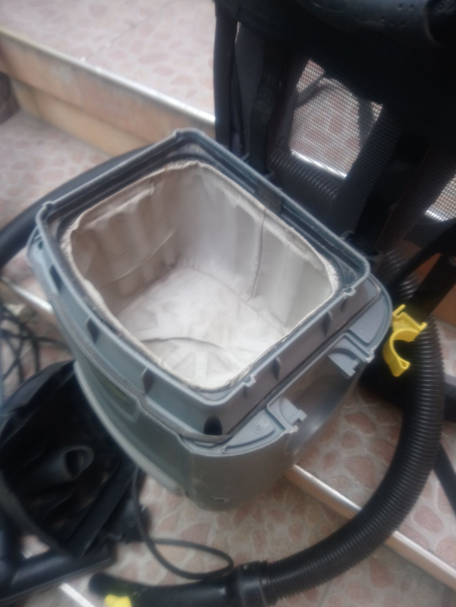 Прахосмукачка Karcher BV5/1 Profesional на Гръб