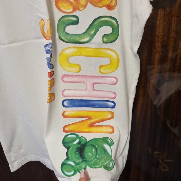 Тениска moschino, с лека забележка