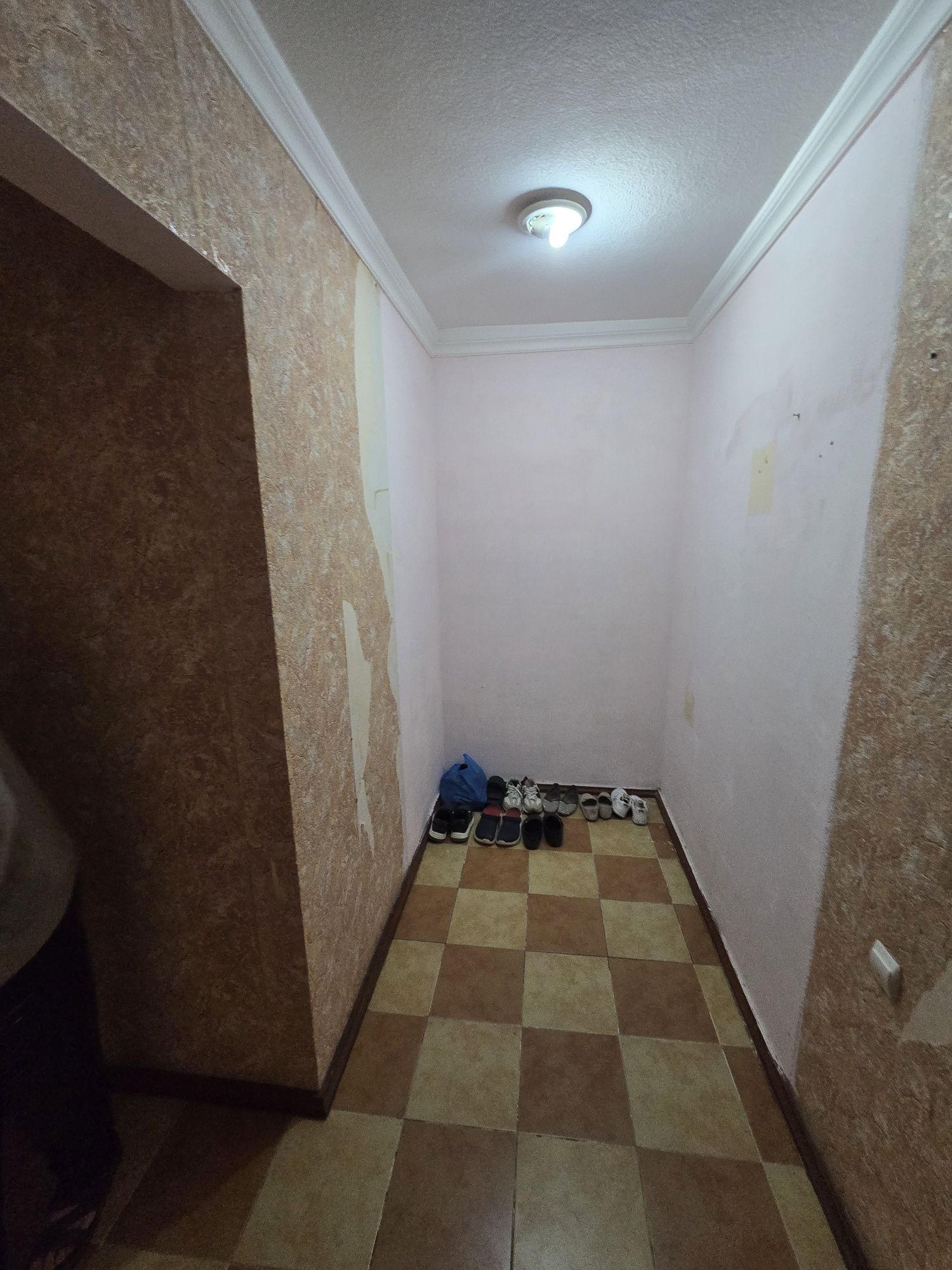 Срочно продаётся 2 ком разделение на 1 этаже микрорайон 1 остановка