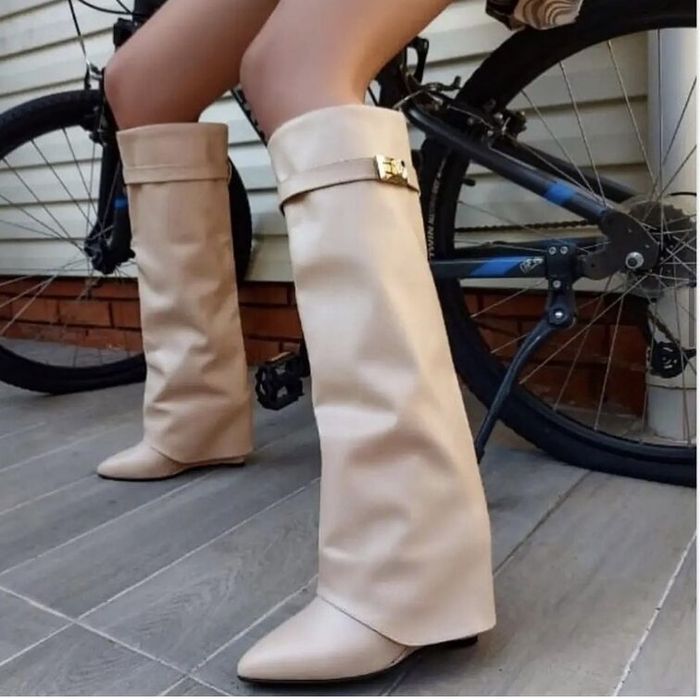 Ботуши на платформа - бежова кожа (36-40)