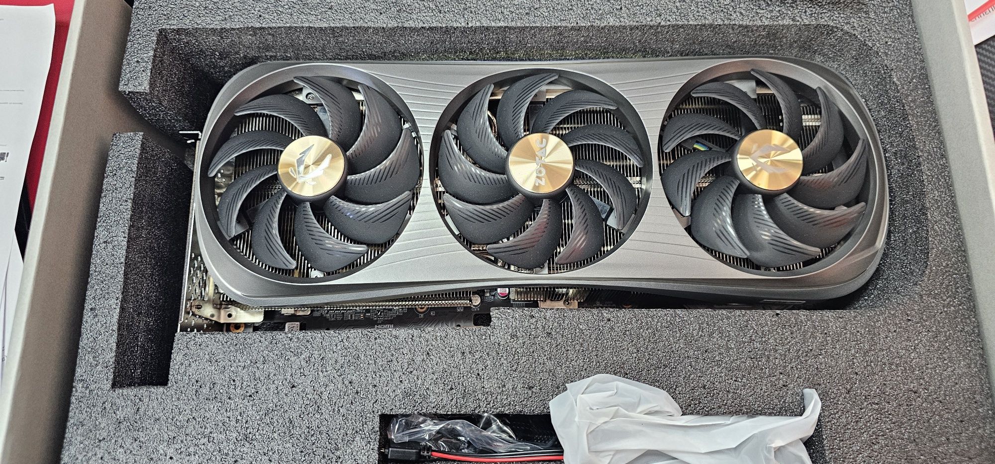 ZOTAC GAMING GeForce RTX 4090 AMP Extreme AIRO | ZT-D40900B-10P