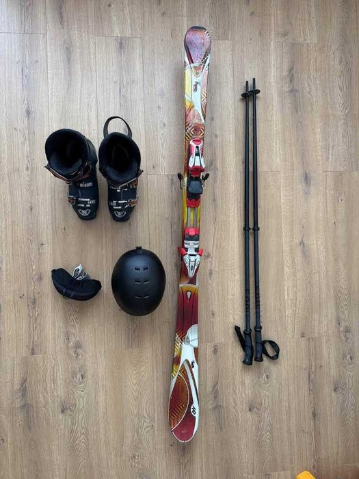 Ски обувки щеки очила каска