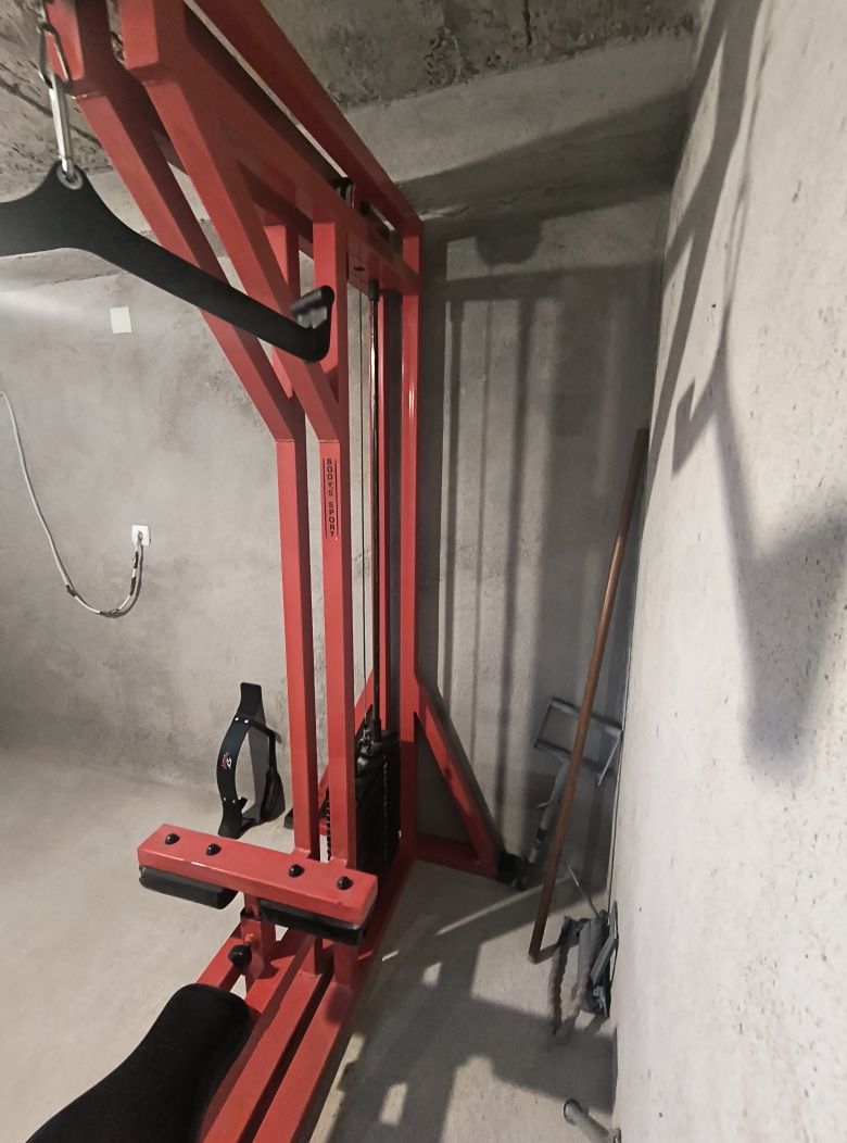 Скрипец горен, lat Machine - body sport