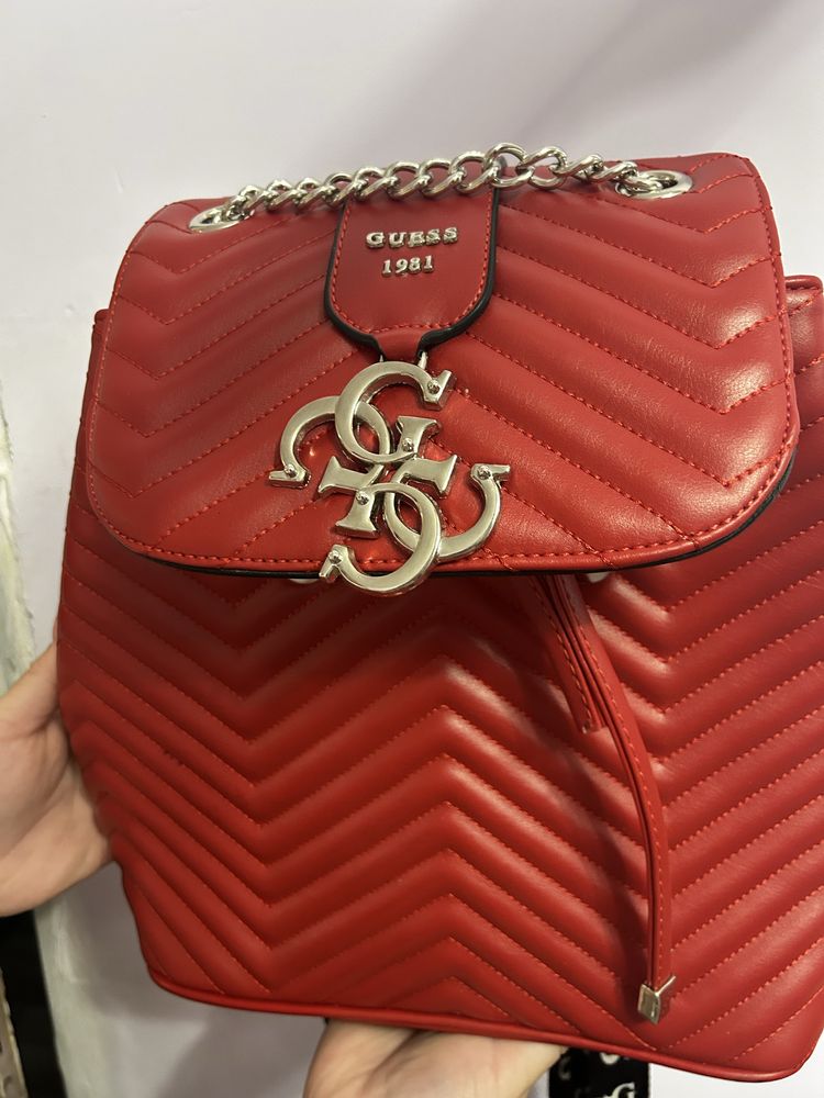 Червена раница на Guess