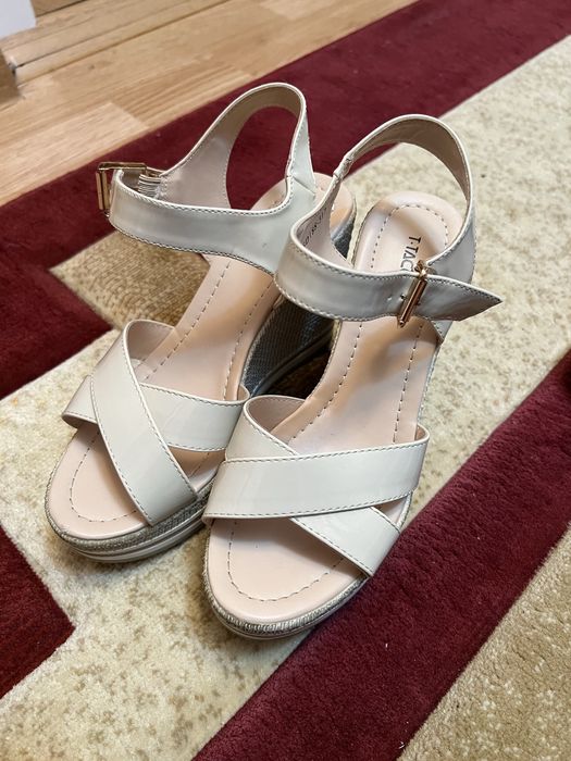 Босоножки для женщин