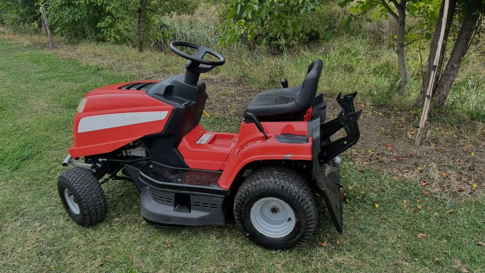 Tractoras de tuns iarba și gazon