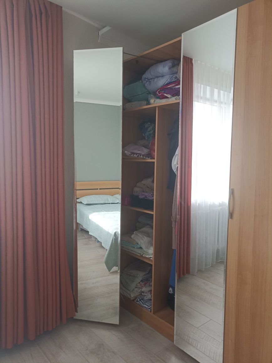 Продам шкаф для одежды и две тумбочки