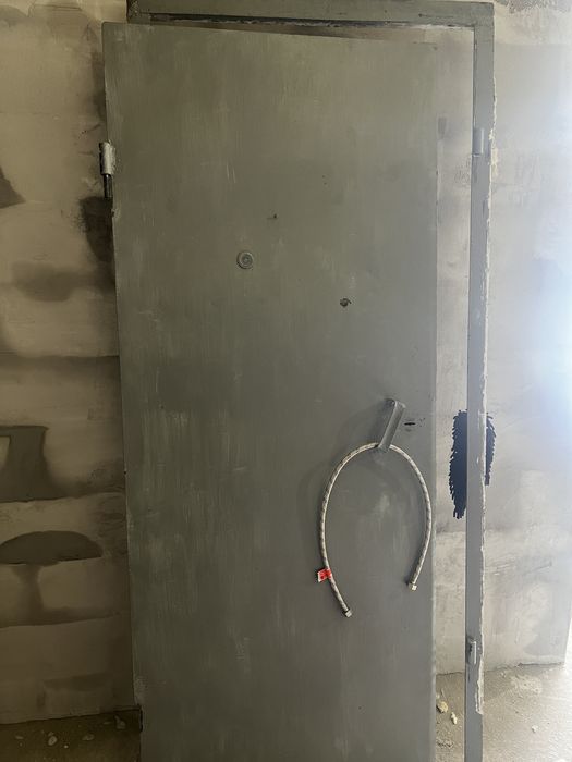 Продам железную дверь