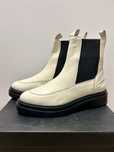 Ghete de piele, 39