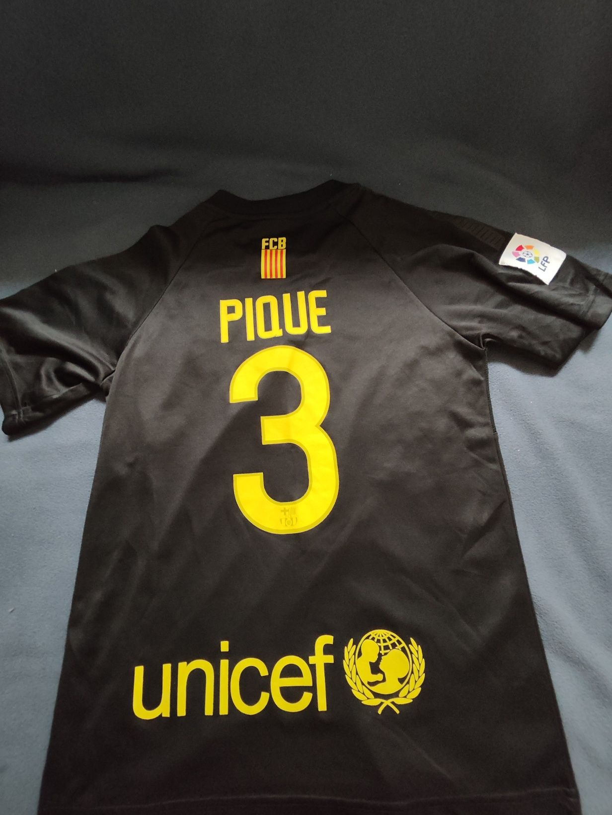 Vând tricou piqué
2011-2012


conditie bu