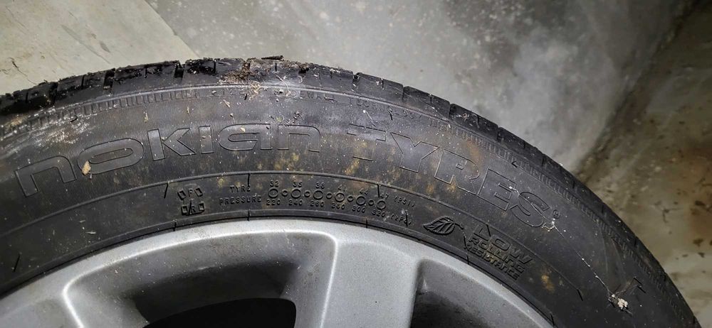 Jante din aliaj cu anvelope de vară Nokian 205/55 R16 — set de 4 buс