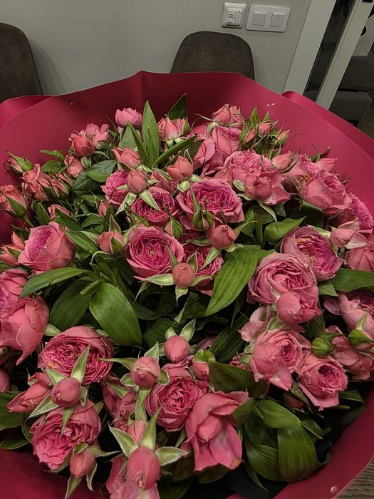 Роскошный букет кустовых роз свежие, ароматные