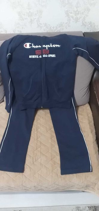 Продам спортивныи костюм на мальчика 10-11лет