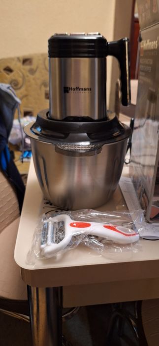 Vînd tocător cu 4 cuțite de inox.